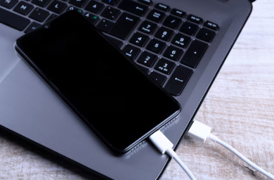 Pourquoi mon smartphone se décharge ou charge lentement branché à un PC ?