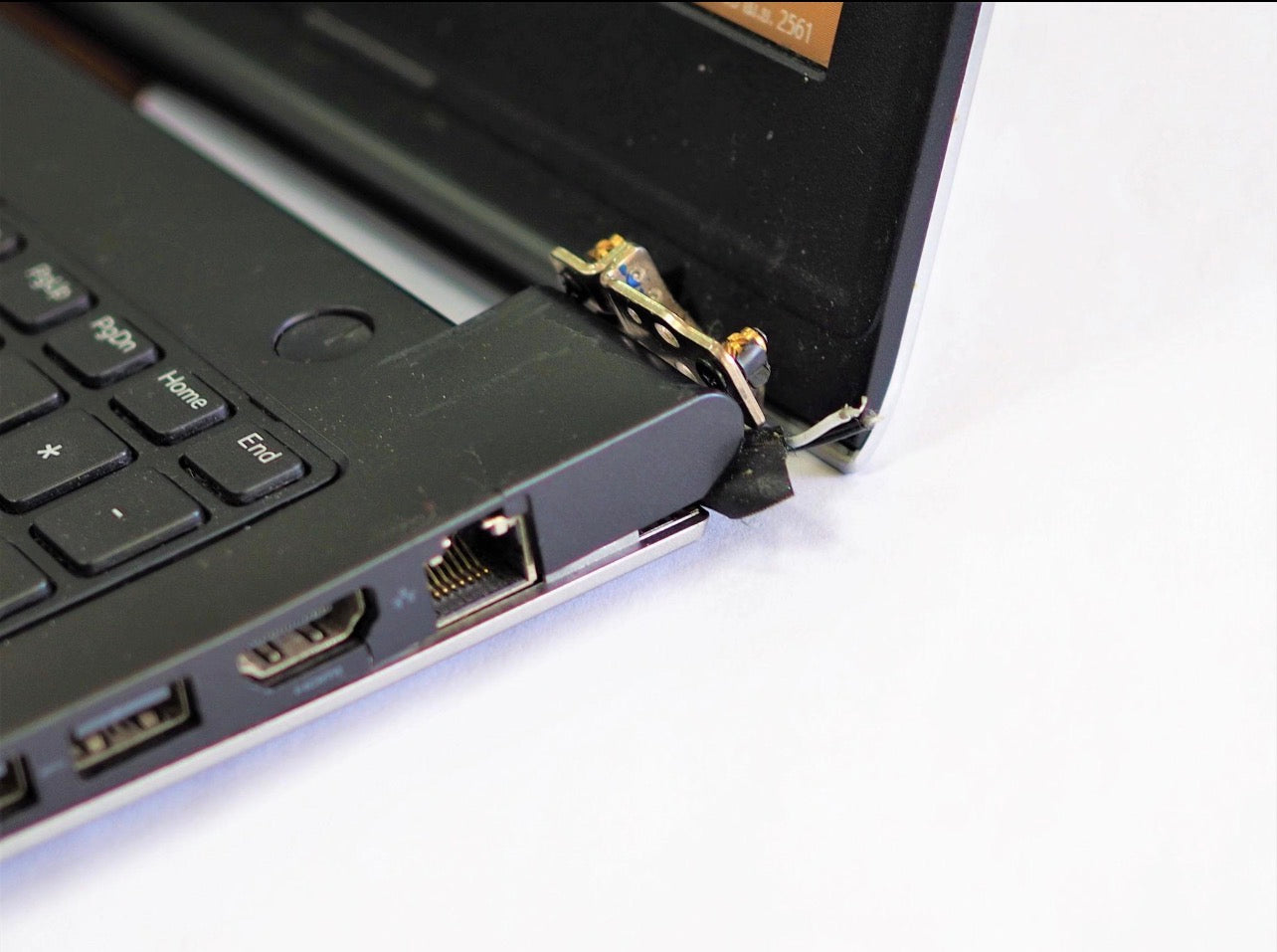 Charnière PC portable dure ou cassée : que faire ? RIF informatique