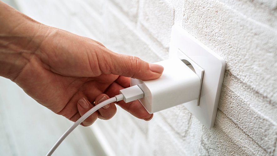 Chargeur de téléphone branché à vide : l’erreur qui fait grimper votre facture et met votre maison en danger