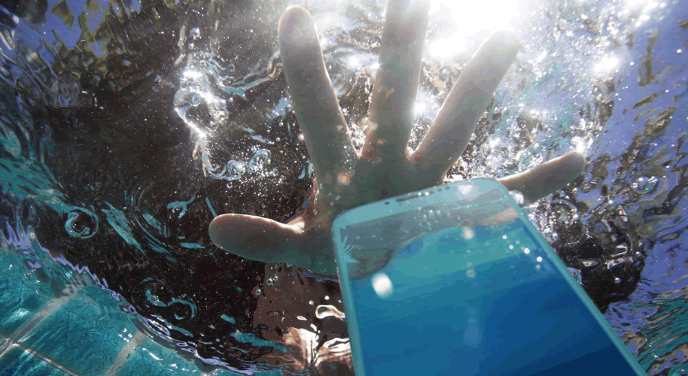 Téléphone Tombé dans l'Eau : Les Erreurs à Éviter Absolument